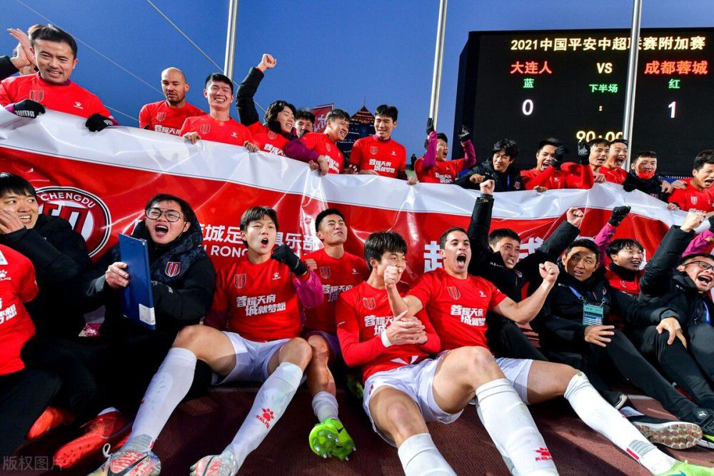 她要陈默」三、五作她的父亲，二、四、六则由她来作他的妈妈寒冷的夜里，他们睡在一张床上，相互温暖。